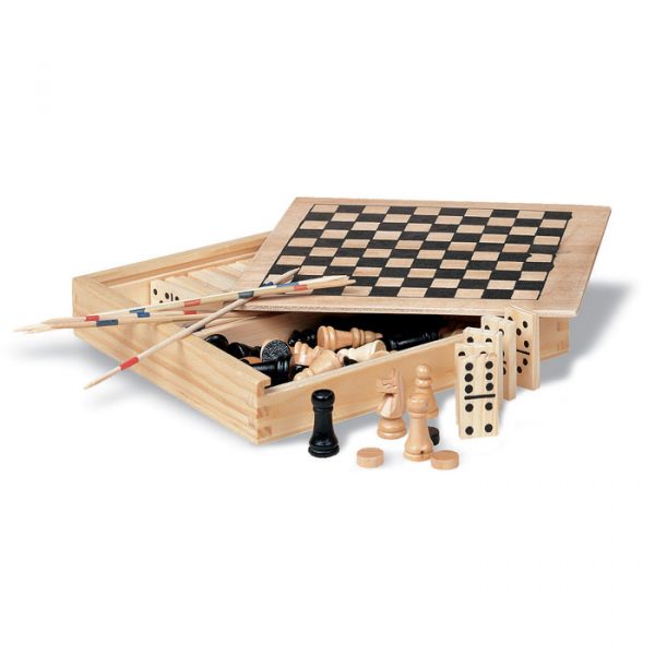 4 jeux dans une boîte en bois personnalisable.