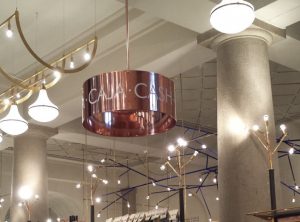Revêtement décoratif en aluminium brossé cuivre pour une touche élégante.