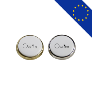 Pin's rond en métal de 20 mm, personnalisable avec logo ou visuel, fabriqué en Europe avec une face arrière en alliage ZAMAC pour une solidité optimale.