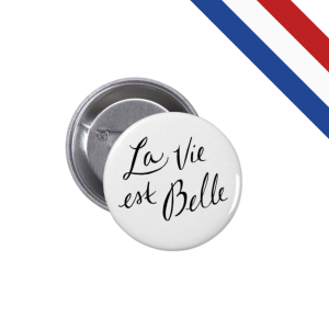 Badge épingle personnalisable, fabriqué en France avec choix de taille et finition, parfait pour sacs, vêtements, et textiles publicitaires.