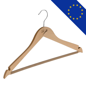 Cintre en bois vernis avec encoches latérales, crochet en métal, barre horizontale avec tube anti-dérapant, fabriqué en Europe.