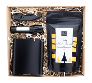 Coffret cadeau spiritueux avec flasque, couteau de poche, lampe de poche et amandes.