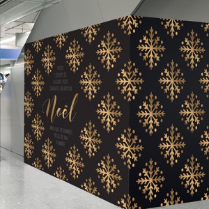 Film métallisé adhésif pour décoration intérieure, personnalisable.