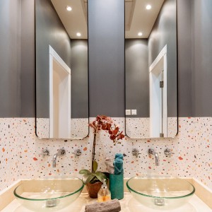 Film décoratif adhésif effet pierre Terrazzo pour une touche chic et moderne.