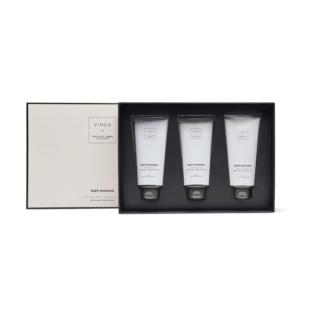 Coffret bien-être personnalisable comprenant un gel douche, un gommage et un lait corporel aux notes de poivre noir, gingembre et pomelo.