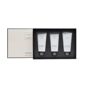 Coffret bien-être personnalisable comprenant un gel douche, un gommage et un lait corporel aux notes de poivre noir, gingembre et pomelo.
